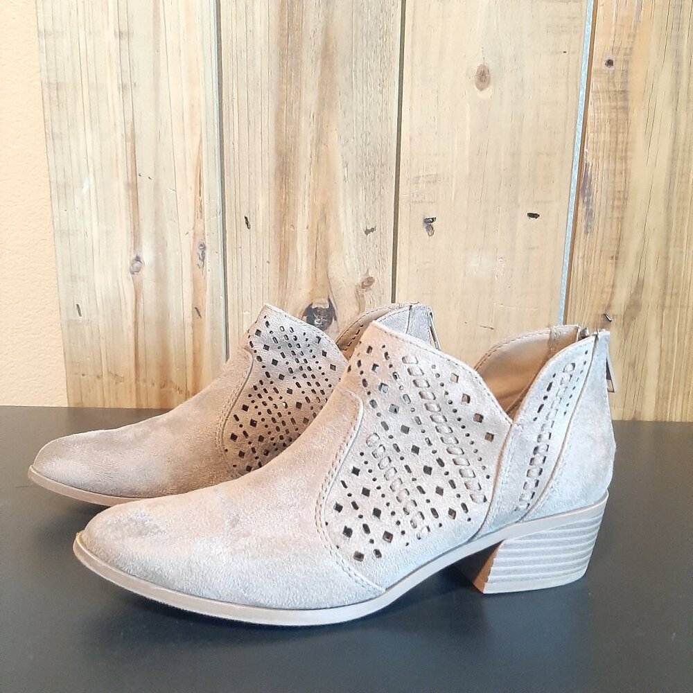 EUC Cityclassified Emerge Laser Cut Ankle Boot sz 6 Classic Neutral Fall boots